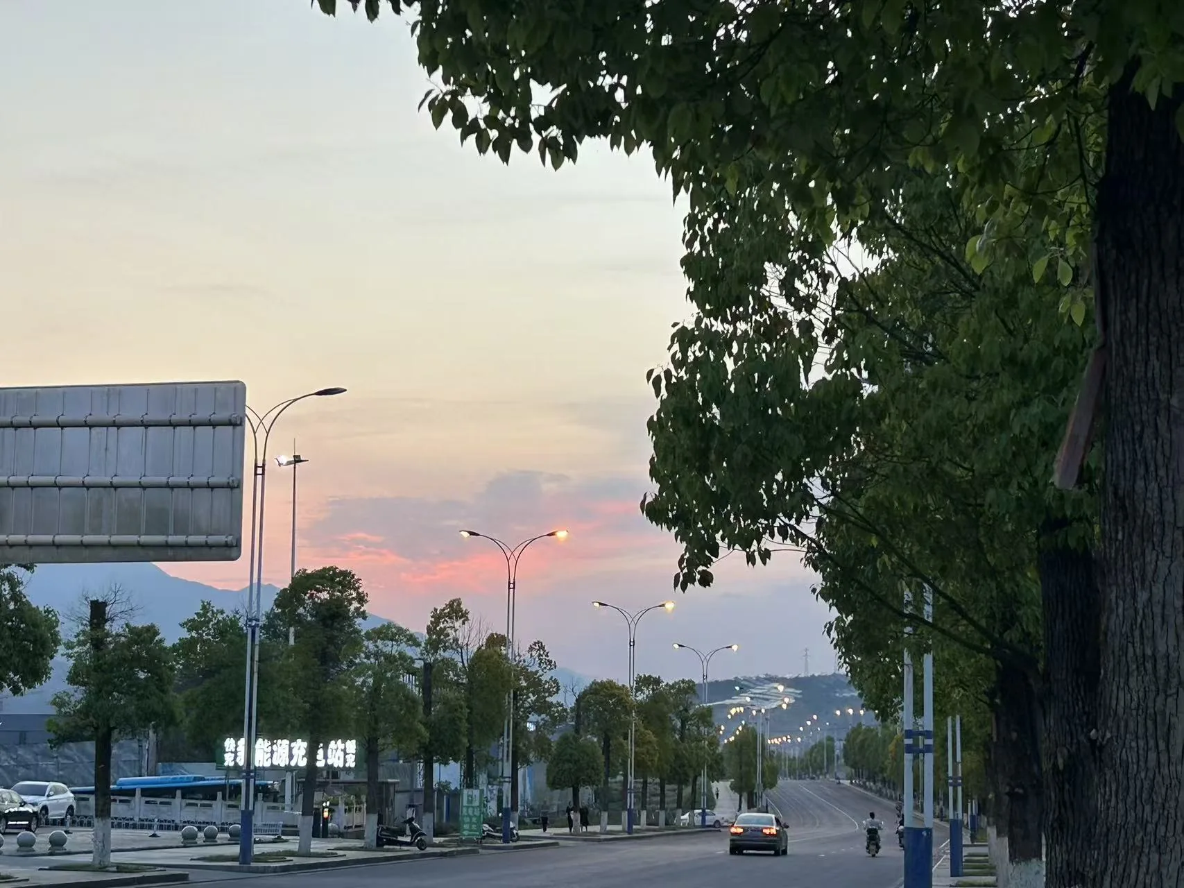 路的尽头，天空泛起晚霞