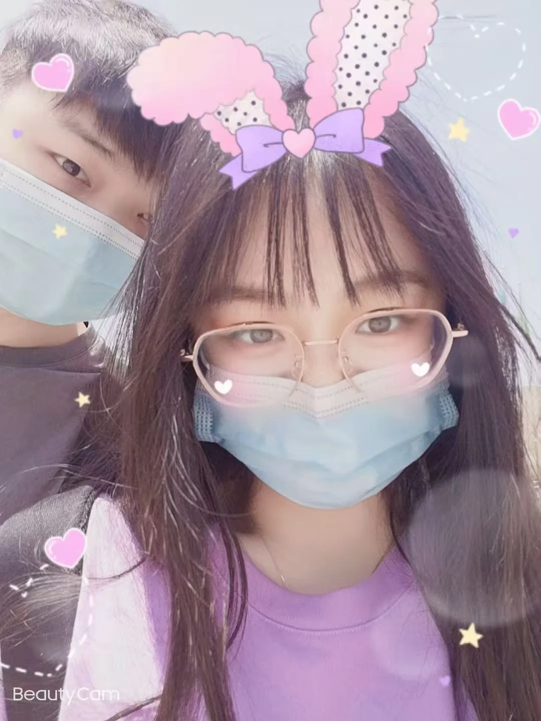 戴着口罩一起拍的合照